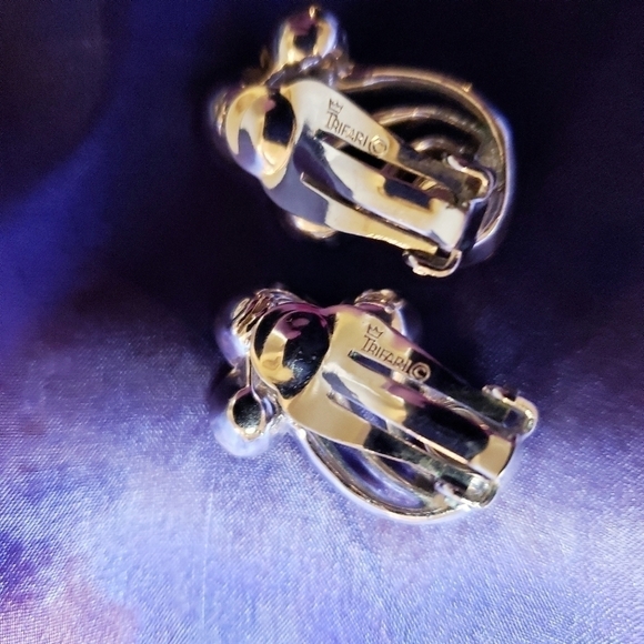 TRIFARI Clip On Earrings Silvertone and Rhinestone - Picture 4 of 6